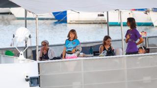 Ada Colau junto a Greta Thunberg en uno de los barcos de la Global Sumud Flotilla.