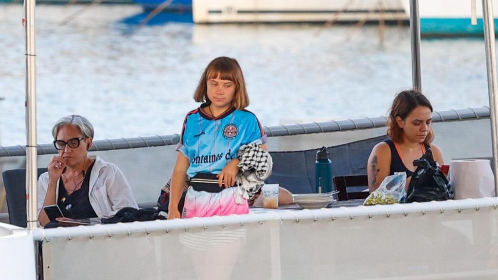 Ada Colau junto a Greta Thunberg en uno de los barcos de la Global Sumud Flotilla.