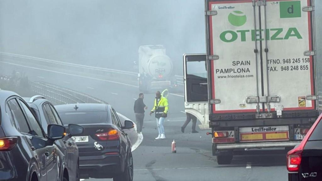 Un coche se incendia en la AP-9 tras chocar con un camión cerca de Sigüeiro (A Coruña)