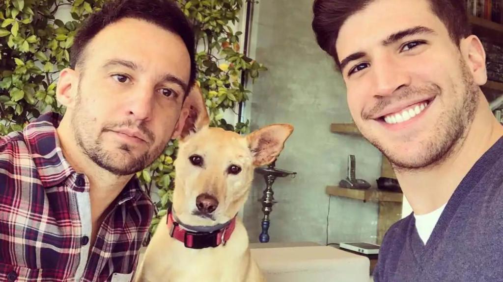 El salón de Alejandro Amenábar cuenta con una amplia entrada de luz natural y conexión directa a su terraza.