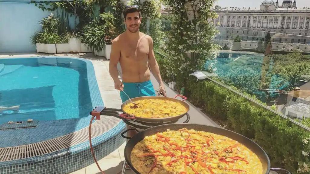 La vivienda del cineasta cuenta con una amplia terraza que ofrece vistas al Palacio Real, una piscina y numerosas plantas.