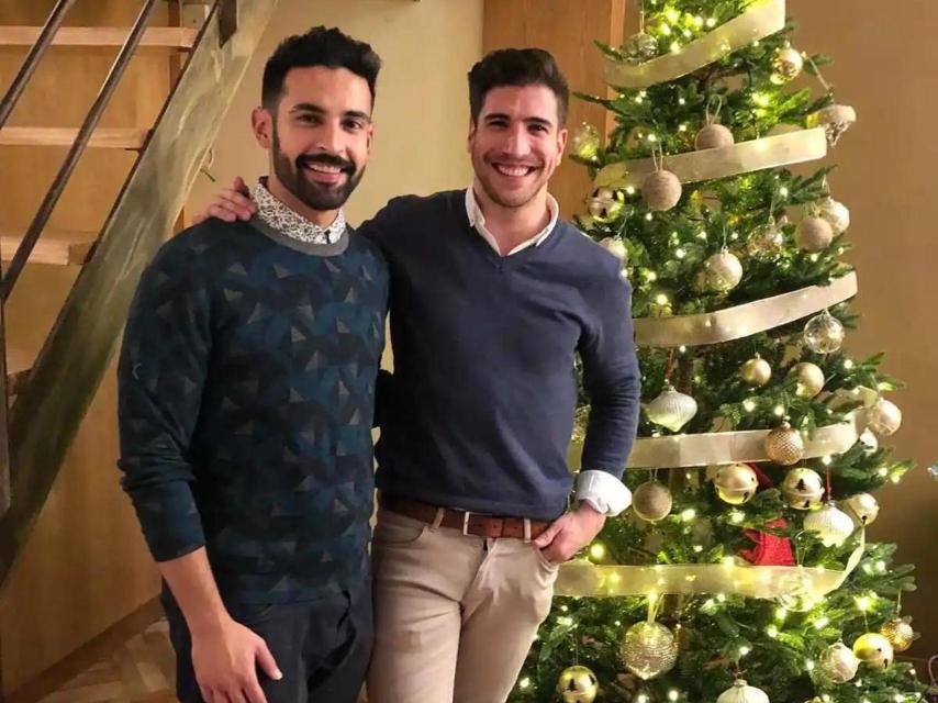 La vivienda de Alejandro Amenábar cuenta con varias plantas y vigas de madera, que hacen juego con los pisos.