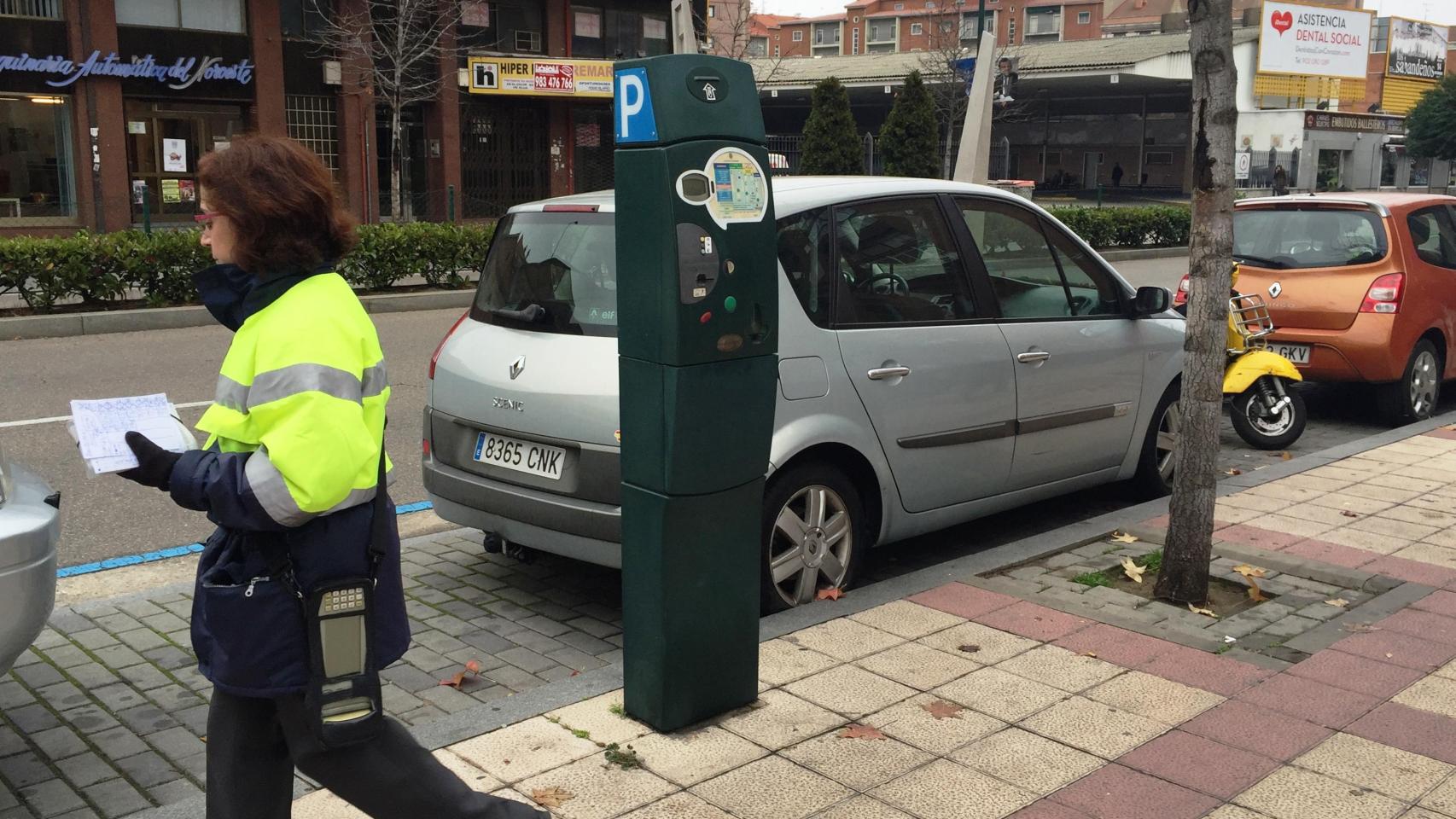 Una trabajadora de la ORA en Valladolid