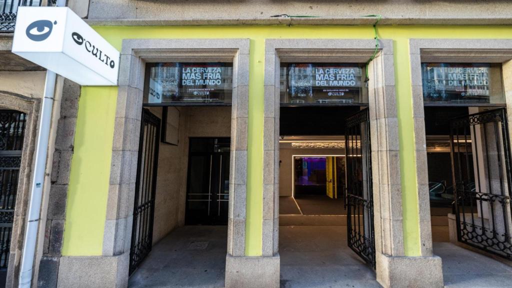 Acceso a O'Culto en la calle Panaderas de A Coruña.