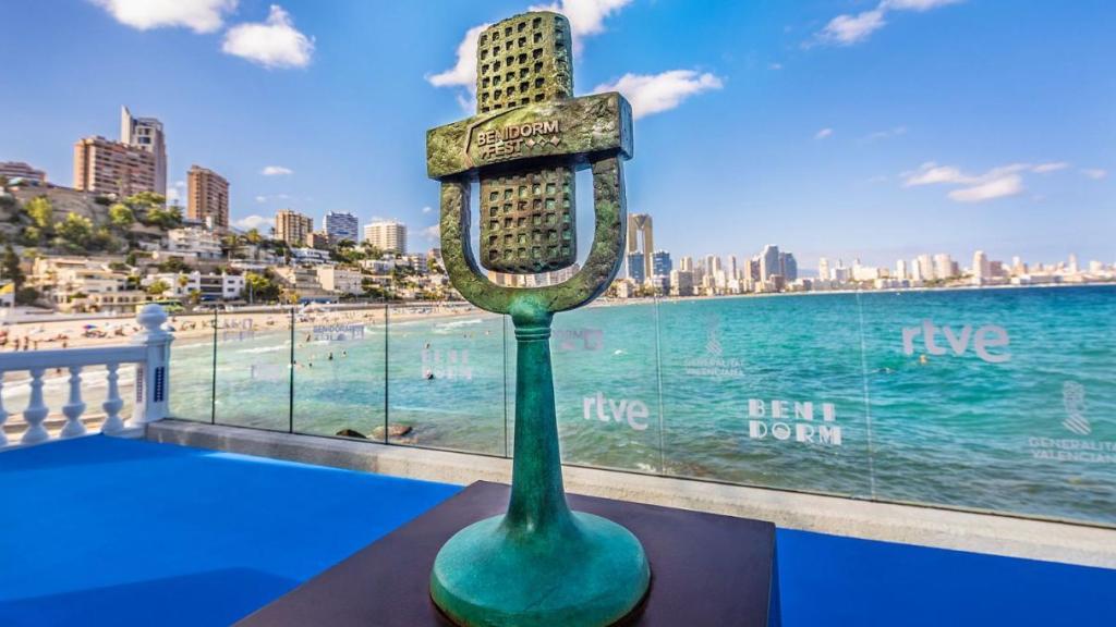 El Micrófono de Bronce, el trofeo del Benidorm Fest.