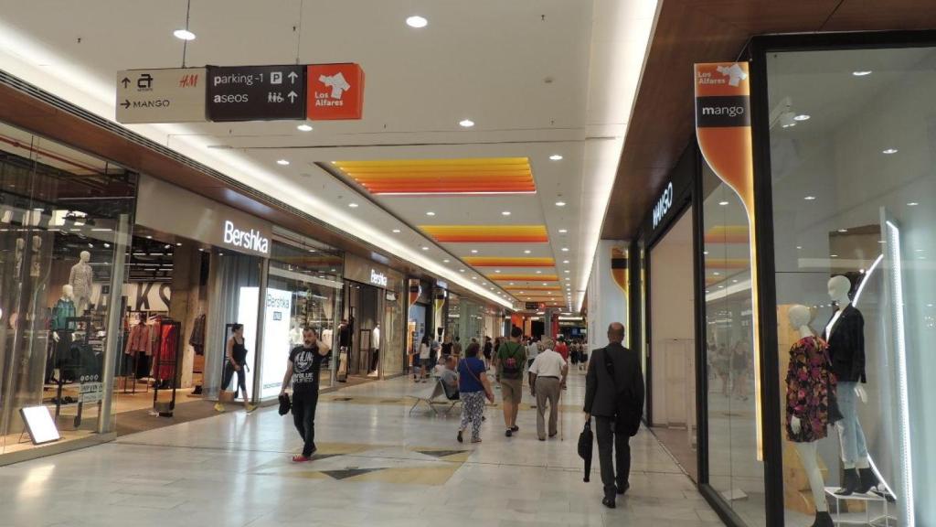 Interior del centro comercial talaverano.