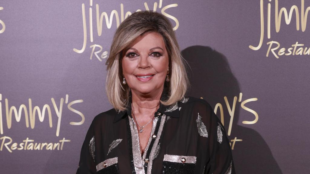 Terelu Campos, posando para los fotógrafos en su fiesta de cumpleaños.