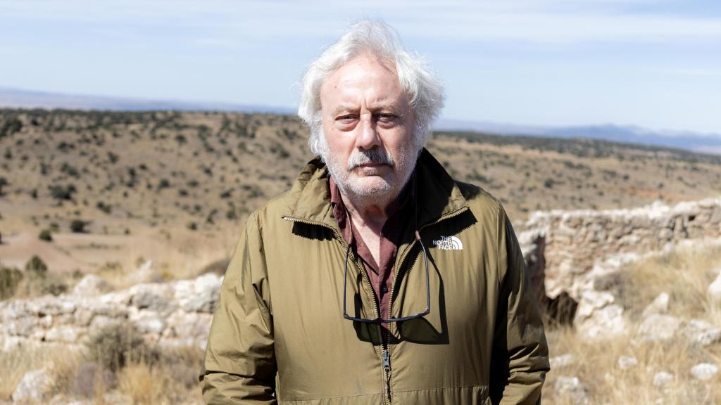 El escritor Julio Llamazares frente a una de las trincheras de la batalla de Teruel. Foto: Jeosm
