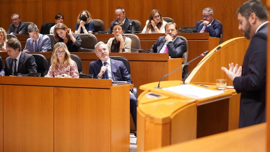 Azcón escucha a Nolasco (Vox) durante el debate sobre el estado de la Comunidad.