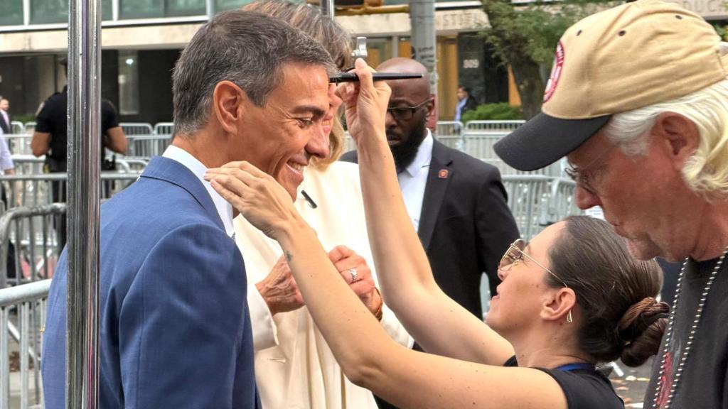 Personal de la CNN maquilla a Pedro Sánchez, antes de entrevistarle este jueves en Nueva York. EFE