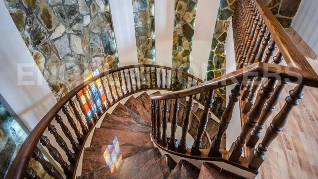 Escalera de la vivienda principal.