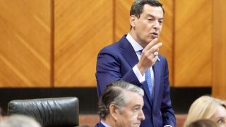 Juanma Moreno, presidente de la Junta, en el Parlamento de Andalucía esta semana.