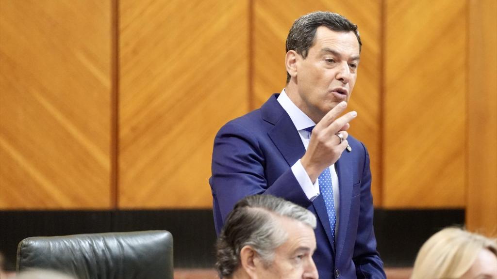 Juanma Moreno, presidente de la Junta, en el Parlamento de Andalucía esta semana.