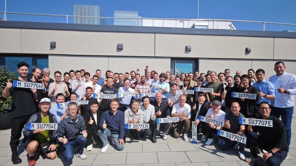 Ingenieros de Xiaomi en la inauguración.