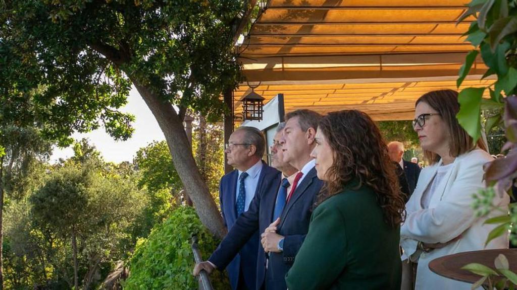 Page observa la panorámica de Toledo en el acto celebrado por la agencia Efe en el Cigarral de los Viñedos.