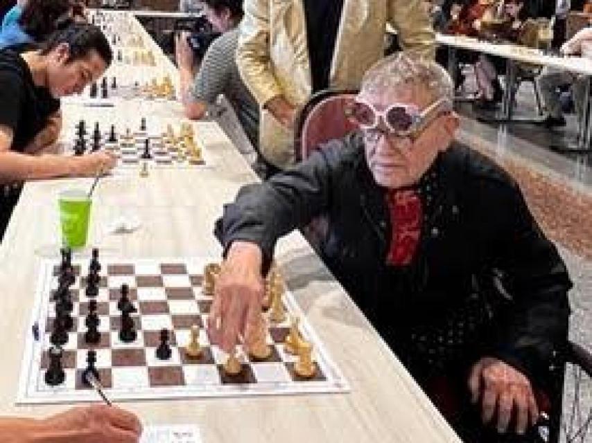 Fernando Arrabal jugando al ajedrez.