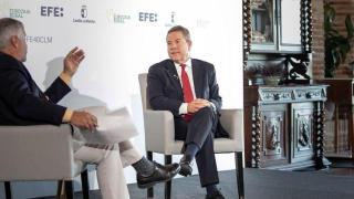 Un momento de la conversación entre Emiliano García-Page y Miguel Ángel Oliver.