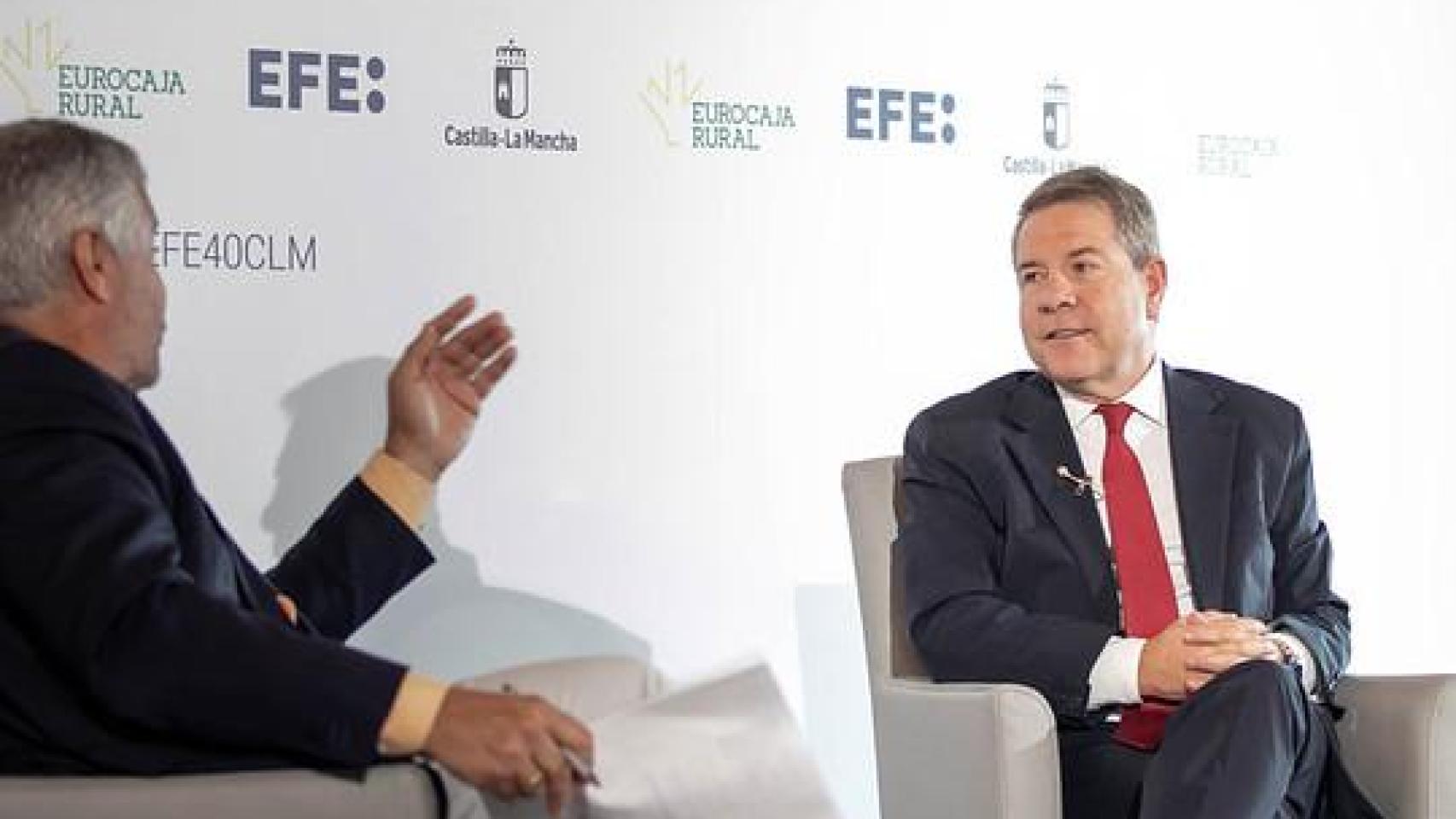 Un momento de la conversación entre Emiliano García-Page y Miguel Ángel Oliver.