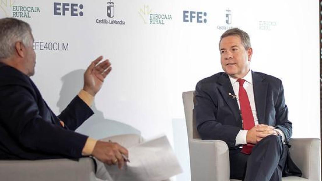 Un momento de la conversación entre Emiliano García-Page y Miguel Ángel Oliver.