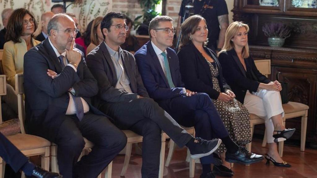Los vicepresidentes José Luis Martínez Guijarro y José Manuel Caballero siguiendo la intervención junto al director general de Eurocaja Rural, Victor Manuel Martín.