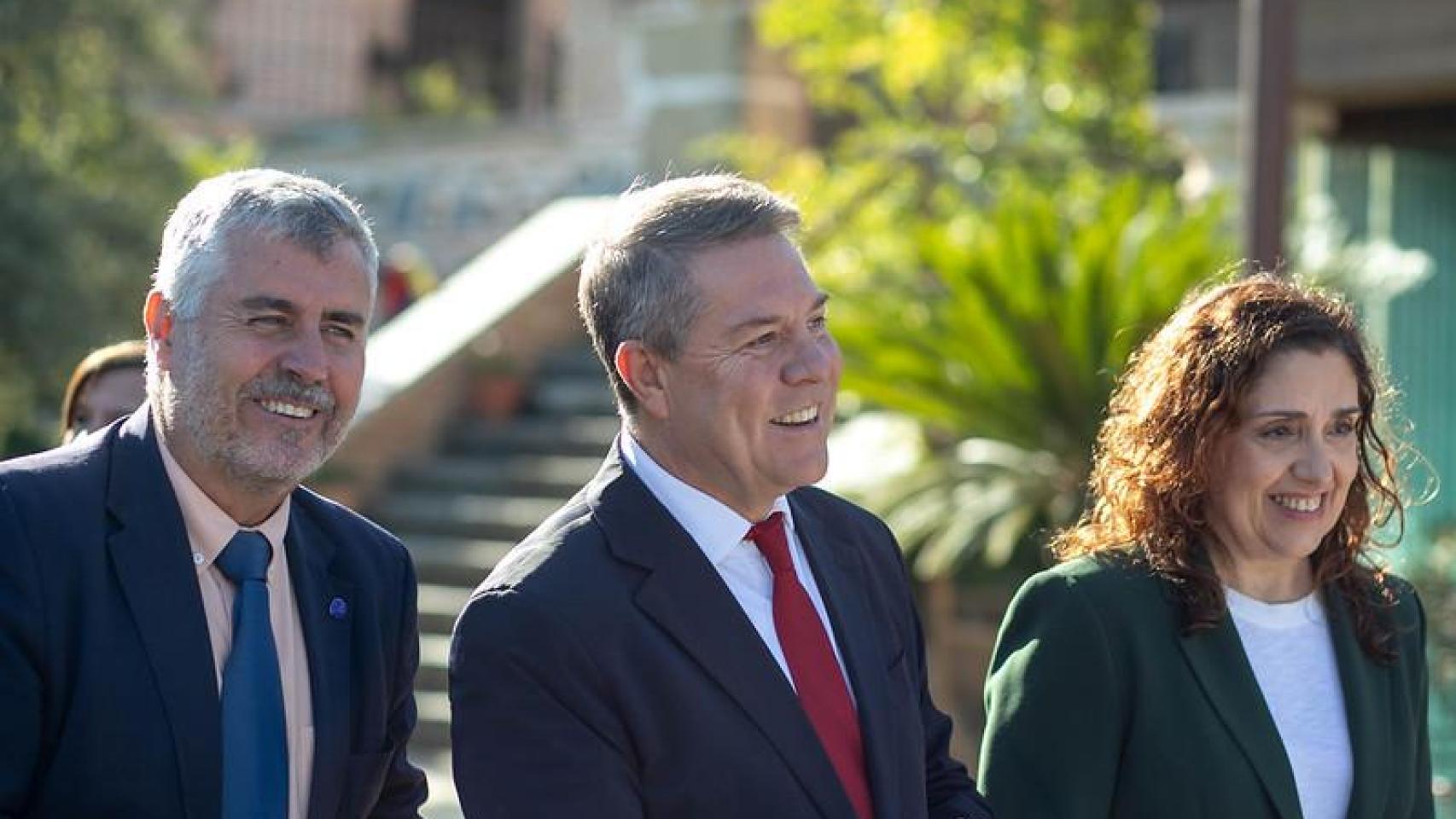 Page a su llegada al acto junto al director de la agencia Efe, Miguel Ángel Oliver y a la delegada de la agencia en Castilla-La Mancha, Lidia Yanel.