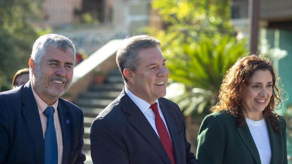 Page a su llegada al acto junto al director de la agencia Efe, Miguel Ángel Oliver y a la delegada de la agencia en Castilla-La Mancha, Lidia Yanel.