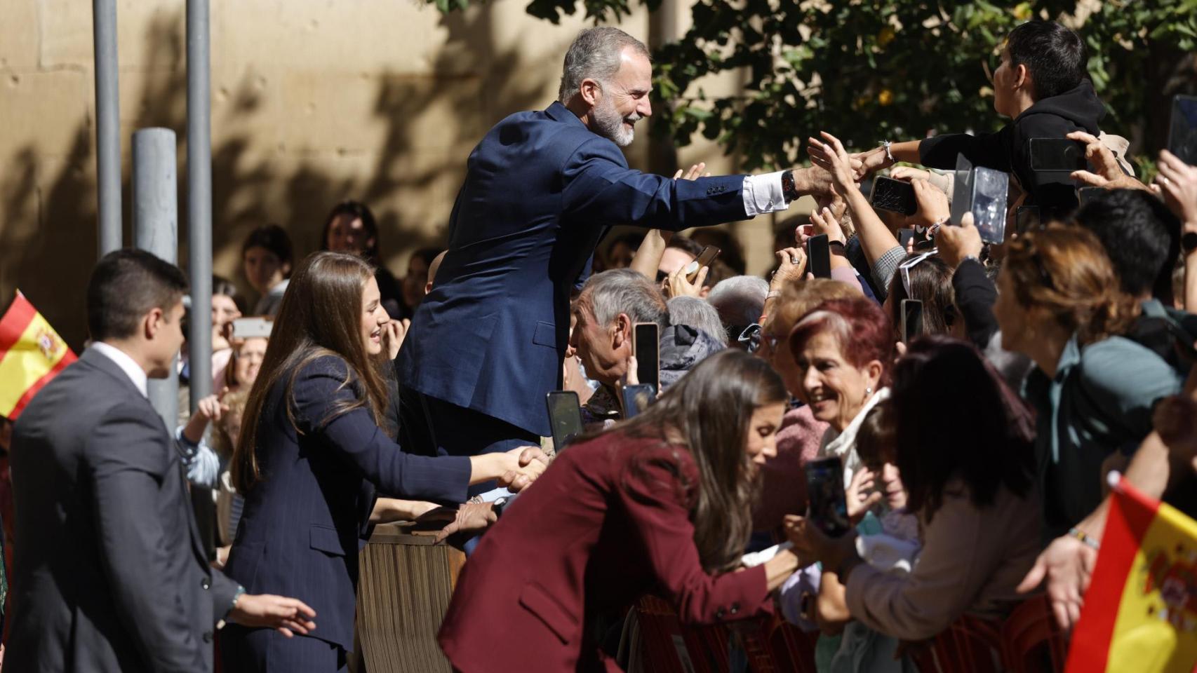 El baño de masas de los reyes, Felipe VI y Letizia, y la princesa Leonor en Viena: las imágenes