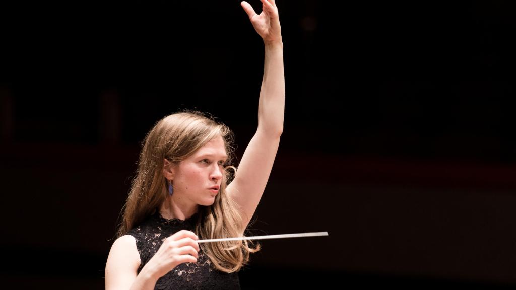 La directora de orquesta lituana Grazinyte-Tyla. Foto: Ben Ealovega