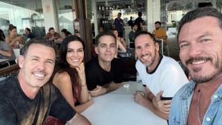 Luke Evans y Pedro Alonso, en el chiringuito El Cachalote de Málaga.