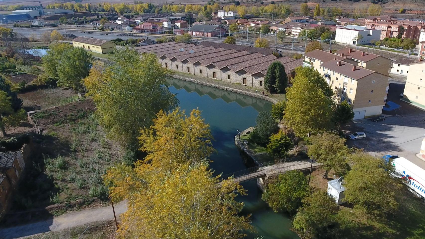 Imagen del Canal de Castilla en Alar del Rey y, junto a él, la Nave de los Picos