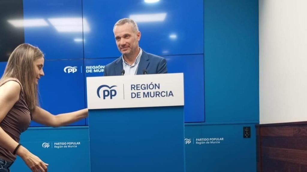 El vicesecretario de Organización, Comunicación y Electoral, Joaquín Segado, este viernes, justo antes de comenzar  la rueda de prensa que los populares han convocado con urgencia.