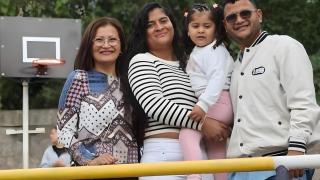 Andrés y Lizeth junto a su hija Lauren y la madre de él, María Eugenia