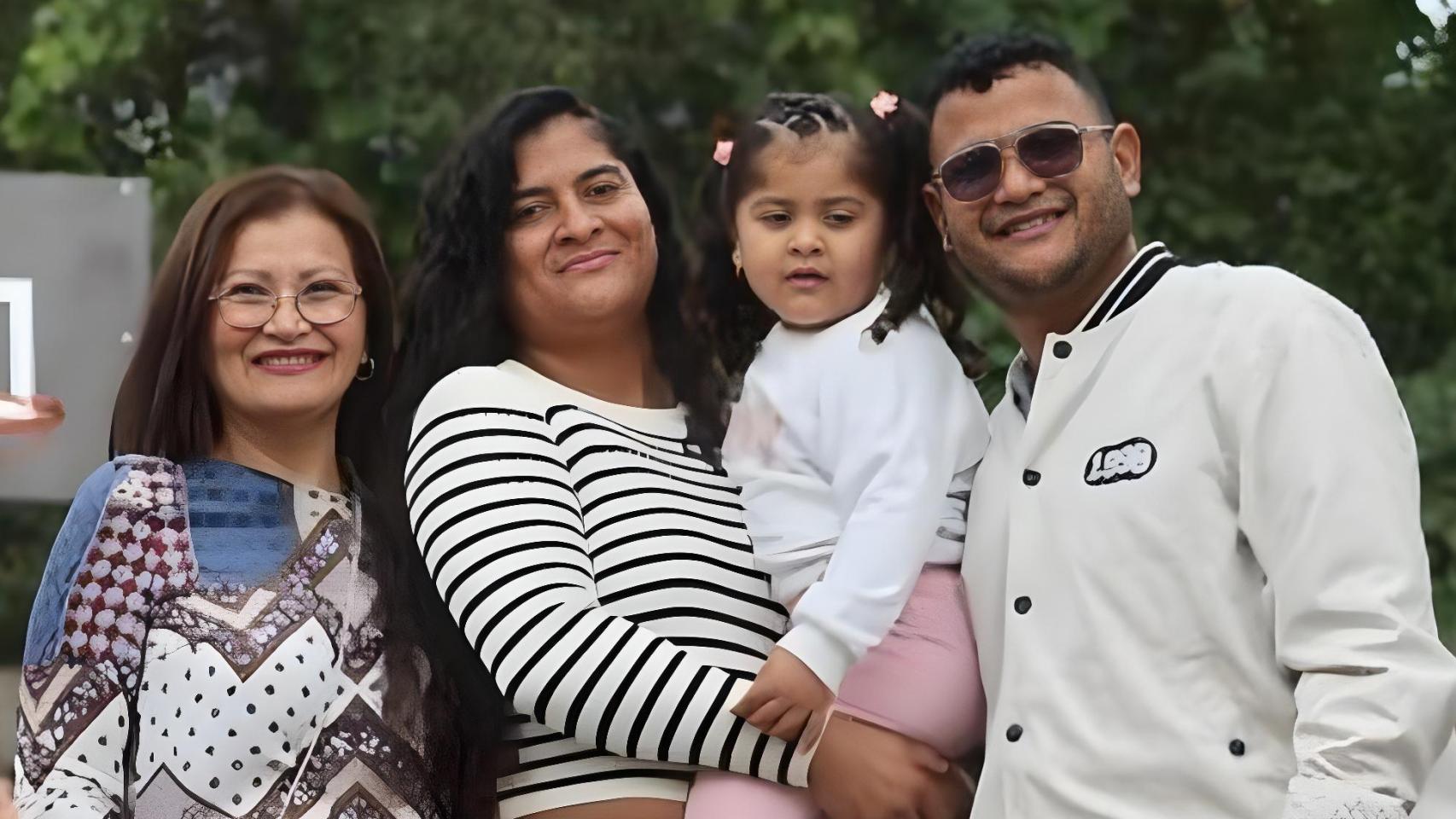 Andrés y Lizeth junto a su hija Lauren y la madre de él, María Eugenia