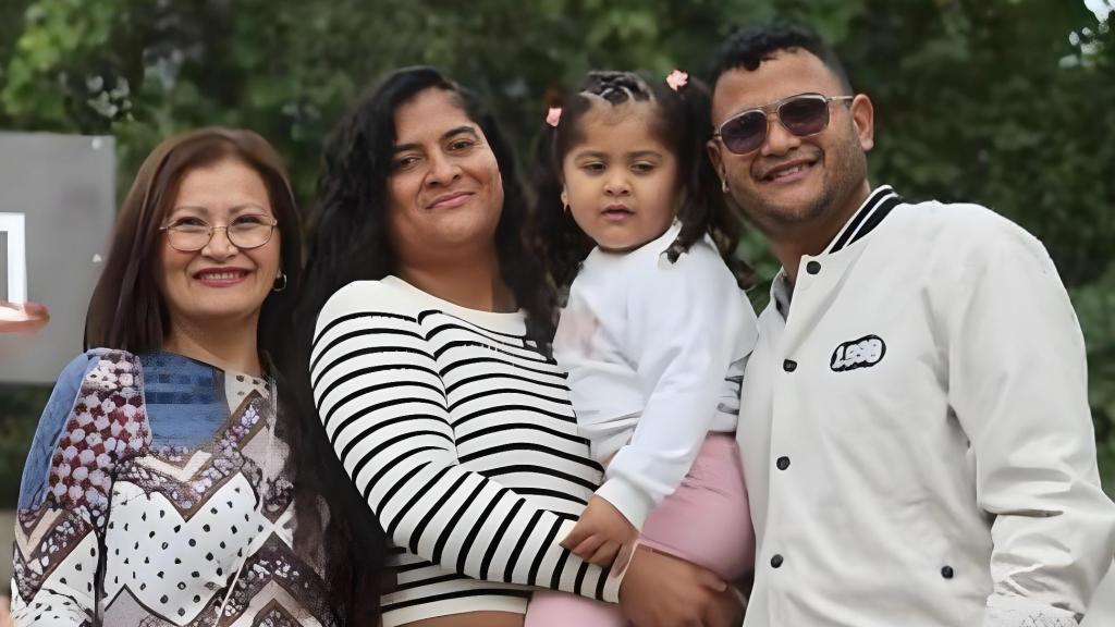 Andrés y Lizeth junto a su hija Lauren y la madre de él, María Eugenia
