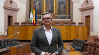 El portavoz de Vox, Manuel Gavira, posa en el plenario del Parlamento andaluz.