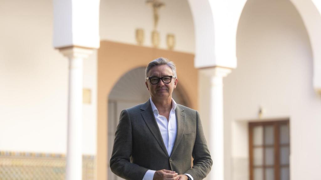 El portavoz de Vox, Manuel Gavira, en el patio del Parlamento andaluz.