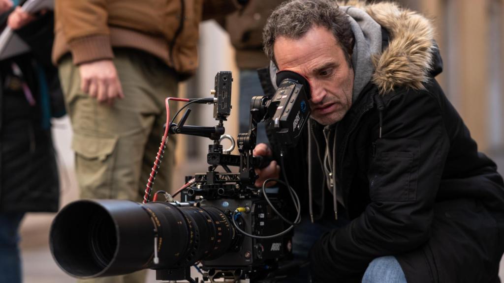 Daniel Guzmán con una cámara durante el rodaje de 'La deuda'.
