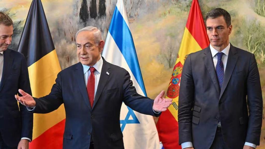 El primer ministro belga, Alexander de Croo, junto a su homólogo en Israel, Benjamin Netanyahu, y el presidente Pedro Sánchez, en 2023.