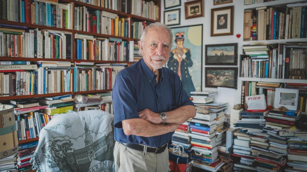 José María Merino, escritor y académico de la RAE, nos enseña su biblioteca y nos habla de las mujeres de su vida y su obra.