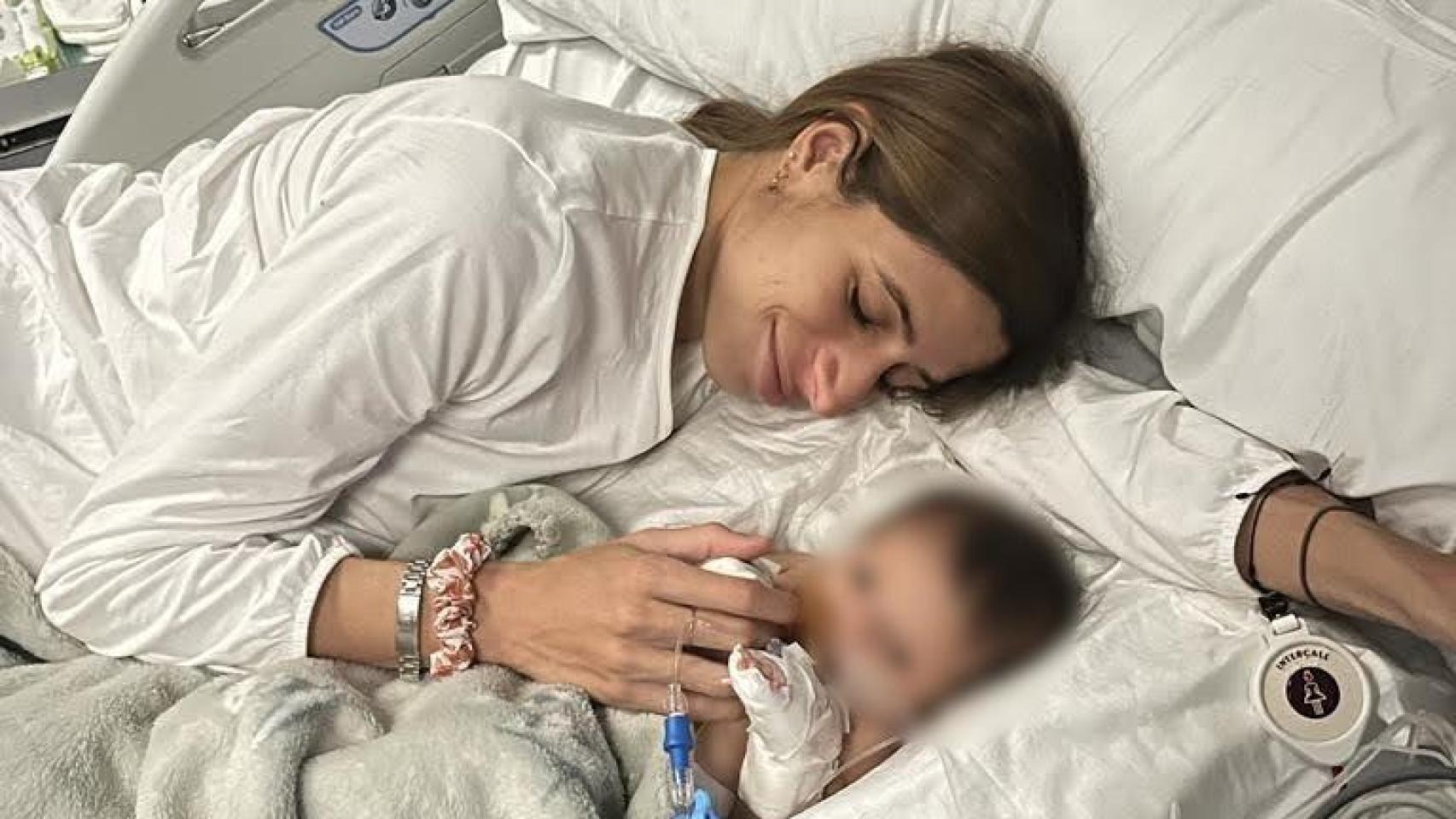 Ana, madre de Luis acompañando a su hijo en la UCI.