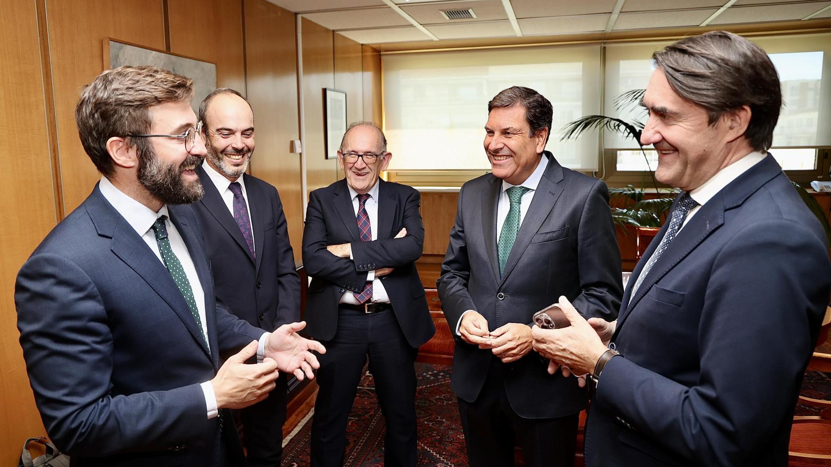 El consejero de Economía y Hacienda y portavoz, Carlos Fernández Carriedo, y el de Medio Ambiente, Vivienda y Ordenación del Territorio, Juan Carlos Suárez-Quiñones, participan en la reunión con el secretario de Estado de Energía, Joan Groizard, sobre la planificación del transporte energético en la Comunidad, este viernes