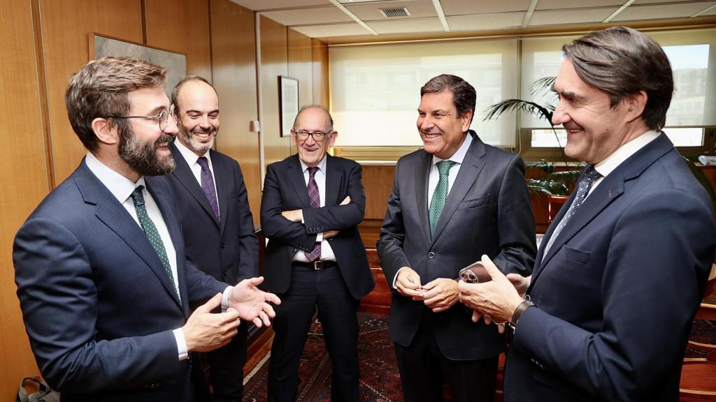 El consejero de Economía y Hacienda y portavoz, Carlos Fernández Carriedo, y el de Medio Ambiente, Vivienda y Ordenación del Territorio, Juan Carlos Suárez-Quiñones, participan en la reunión con el secretario de Estado de Energía, Joan Groizard, sobre la planificación del transporte energético en la Comunidad, este viernes