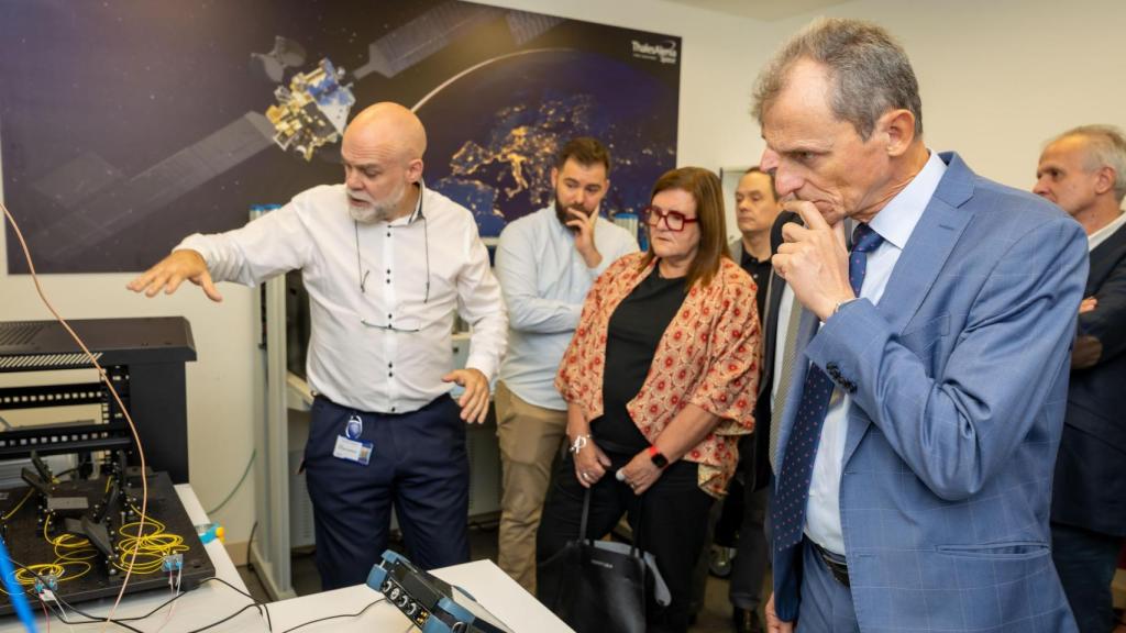 El presidente de Hispasat, Pedro Duque, en el laboratario QKD de Thales Alenia Space