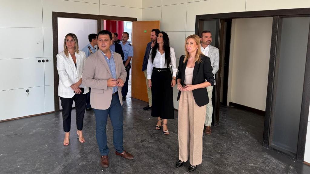 La consejera de Empresa, Marisa López, acompañada por el alcalde de San Javier, José Miguel Luengo, en el edificio del aeropuerto que será reformado.