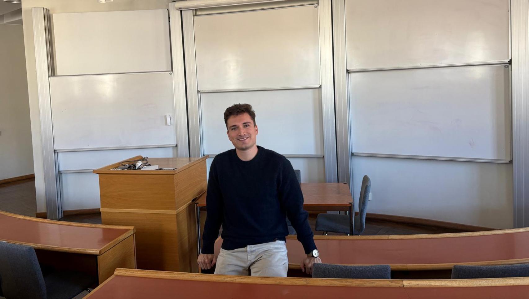 Álvaro Jañez (30-9-1996, Valladolid) en una de las aulas de la Universidad de Estocolmo, donde trabajar como doctor en Economía