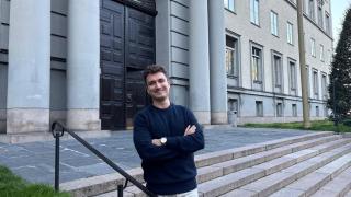 Álvaro Jañez, profesor vallisoletano en Suecia, a las puertas de la Universidad de Estocolmo