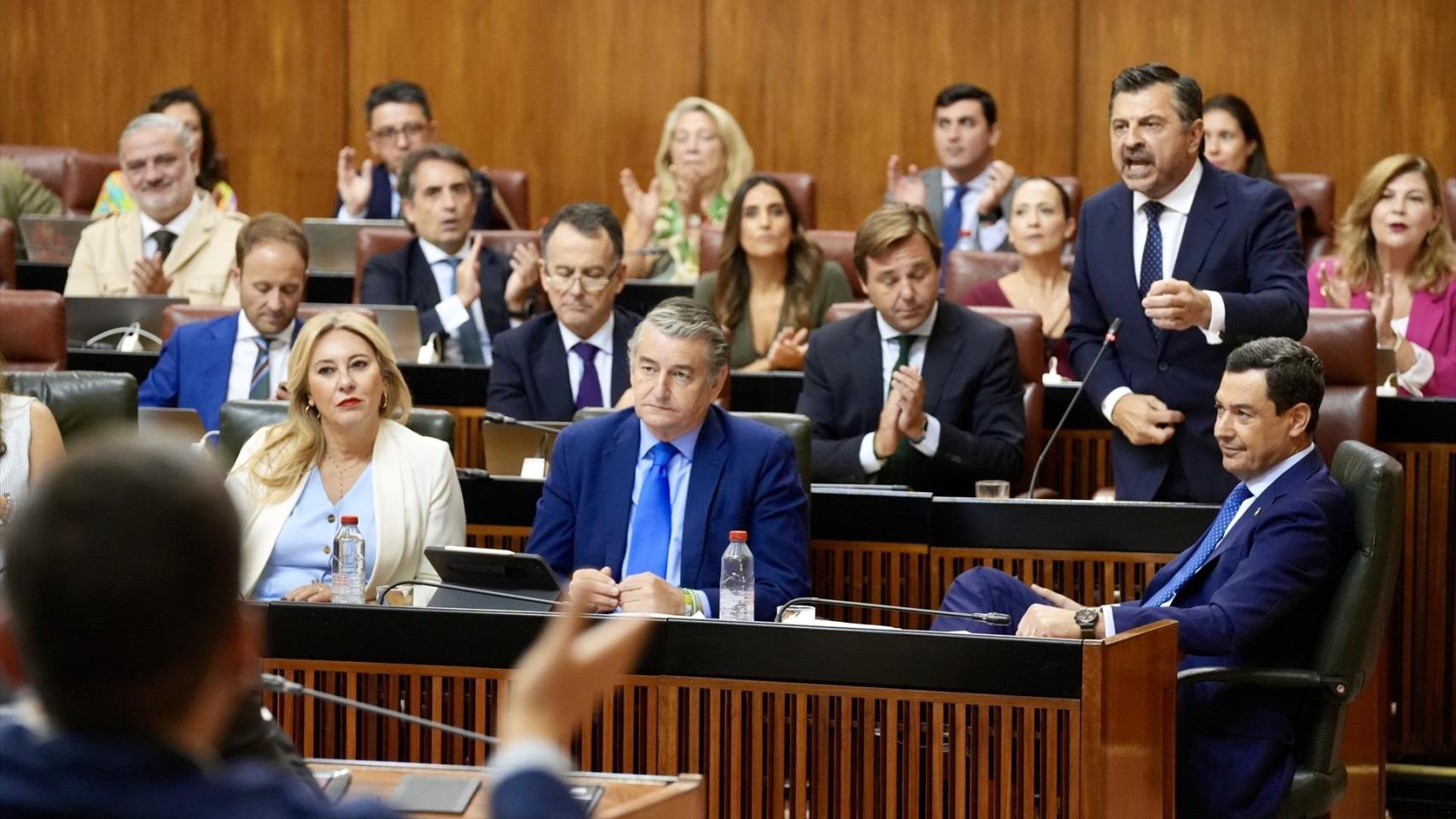 Toni Martín se dirige el Pleno del Parlamento ante la mirada del presidente de la Junta, Juanma Moreno.