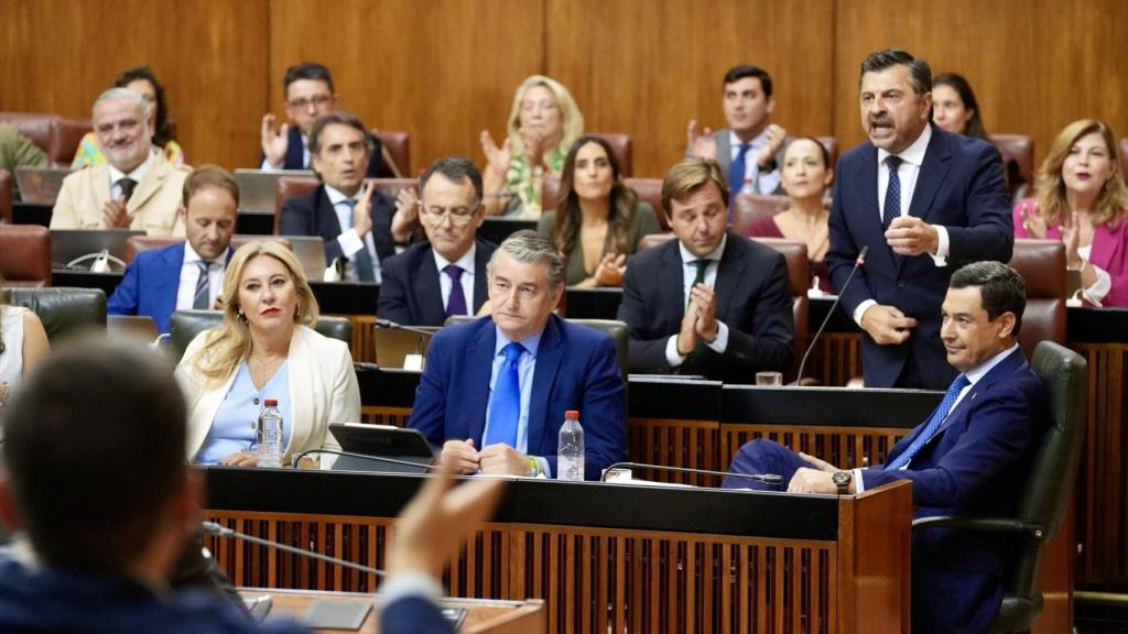 Toni Martín se dirige el Pleno del Parlamento ante la mirada del presidente de la Junta, Juanma Moreno.