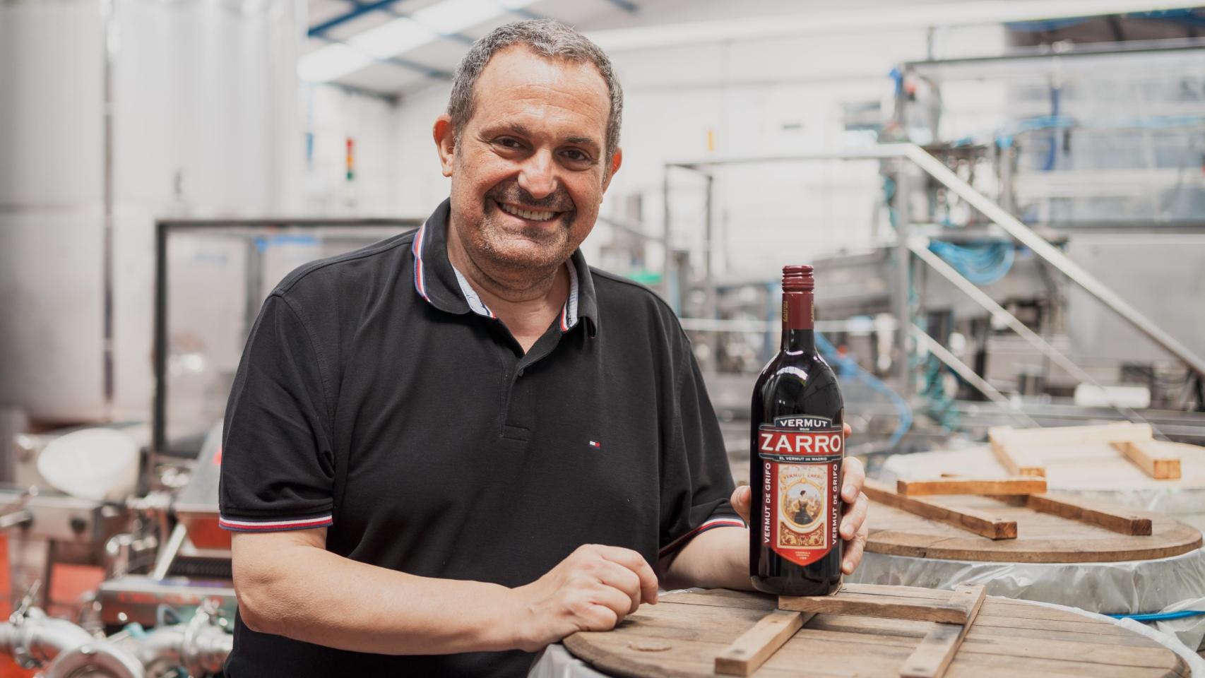 Carlos Muñecas, el CEO Vermut Zarro, en su fábrica de Fuenlabrada.