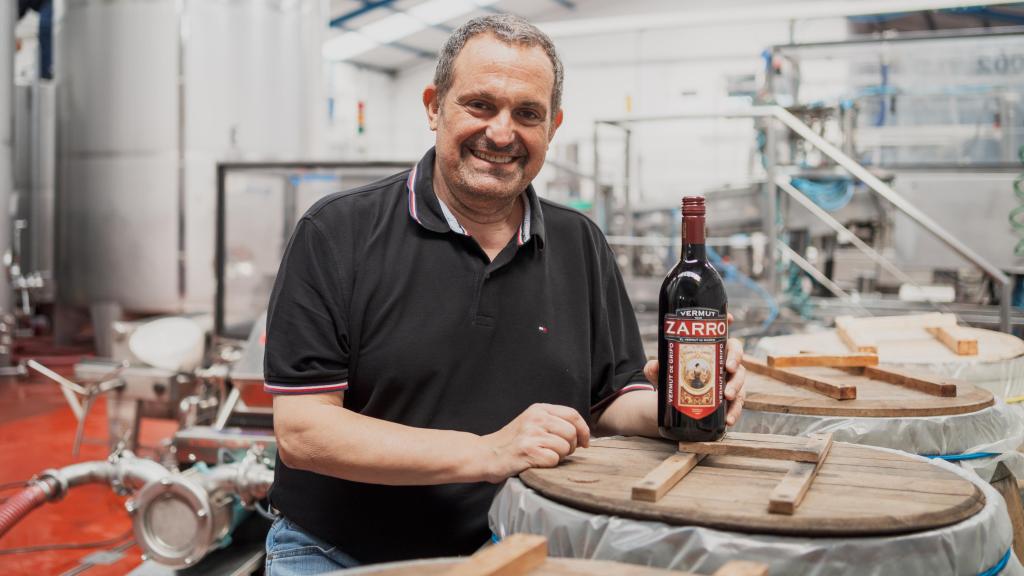 Carlos Muñecas, el CEO Vermut Zarro, en su fábrica de Fuenlabrada.